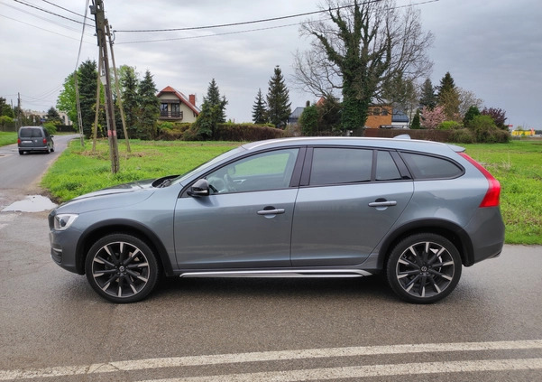 Volvo V60 Cross Country cena 69900 przebieg: 191000, rok produkcji 2017 z Płock małe 254